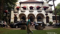 Tugu Kunstkring Paleis yang awalnya adalah tempat berkumpunya pada seniman