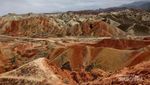 Menikmati Keindahan Gunung Pelangi di Tiongkok