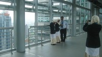Para wisatawan yang berfoto di dalam Menara Petronas (Erna Mardiana - detikBandung)