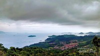 Jika datang saat tidak mendung, Traveler akan disuguhi pemandangan laut dan langit yang beradu pada satu titik temu.