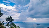 Pemandangan dari bagian beranda Muncak Tirtayasa.
