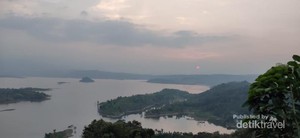 Menikmati Keindahan Sunset di Waduk Jatigede