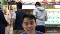 Saat jam makan siang, warung ini cukup ramai.