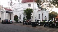 Gereja Blenduk dari arah taman