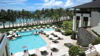 Pemandangan langit biru dari pintu masuk kedatangan resort.