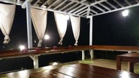 Bercengkerama sambil makan malam di lesehan kafe
