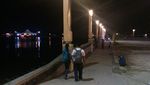 Menikmati Malam di Pantai Ancol