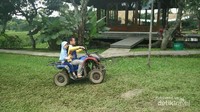 Naik motor ATV di Grage Sangkan Adventure