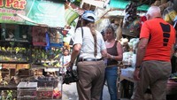 Wisatawan asing juga suka ke pasar ini
