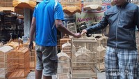 Pembeli melakukan transaksi ketika membeli sangkar burung