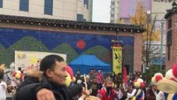 Salah satu wisatawan lokal yang ikut terhanyut dalam musik petani.