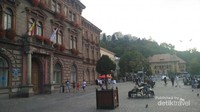 Di depan Balai Kota Brasov