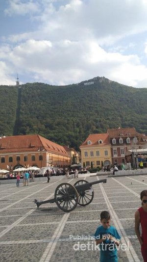 Menikmati Nuansa Klasik di Kota Tua Brasov, Rumania