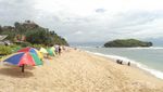 Menikmati Ombak di Pantai Krakal, Gunungkidul
