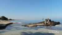 Ini dia pura yang seolah berada di tengah-tengah laut.