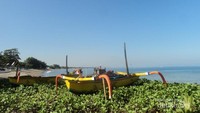 Perahu nelayan yang sedang menepi di Pantai Batu Layar.
