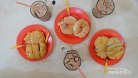 KOpi Tiam SUka Hati, selain kopi hitam yang enak, roti srikaya dan pisang goreng srikaya juga wajib dipesan.