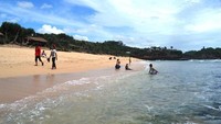 Pantai Sepanjang, hanya dipisahkan bukit kecil dari Drini