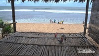 Angin sepoi-sepoi, bikin asyik menikmati pantai Sepanjang