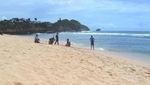 Menikmati Pantai Pasir Putih Drini & Sepanjang