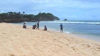 Pantai Sepanjang dengan pasir putih nan halus