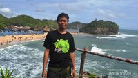 Menikmati pemandangan pantai dari atas bukit