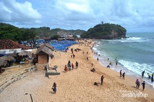 Menikmati Pantai Pasir Putih Drini & Sepanjang