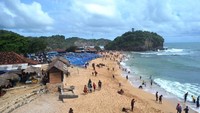 Pantai Drini dengan pasir putih dan perahu nelayan