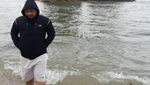 Menikmati Pantai Sarwana dengan Cara Tak Biasa