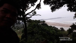 Menikmati Pantai Sarwana dengan Cara Tak Biasa