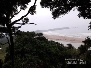 Menikmati Pantai Sarwana dengan Cara Tak Biasa