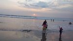 Menikmati Pantai Sejuta Turis di Bali