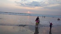 Salah satu tujuan para traveler ke pantai ini adalah berburu sunset yang terkenal indah.