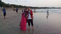 Bersama Keluarga menikmati suasana riuh pantai yang tak pernah sepi hingga malam.