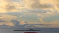 Lepas landas dari Bukit Langkisau langsung menghadap ke laut.