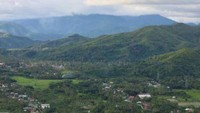 Pemandangan salah satu sudut kota Painan dari Bukit Langkisau dengan latar belakang Taman Nasional Kerinci Seblat dan Gunung Talang.