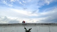 Duduk di Puncak Benteng