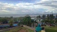 Menanti Senja di Atas Benteng