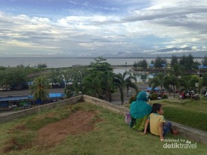 Menikmati Pesisir Samudera Hindia dari Ketinggian Benteng Marlborough