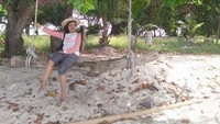 Santai sejenak di pasir putih Pantai Tanjung Gelam