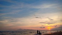 Indahnya menanti senja di Pantai Dadaepo