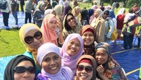 Emak-emak diaspora pun ceria berpose setelah selesai shalat Ied