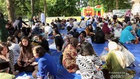Kebersahajaan kami dengan gaya makan lesehan yang selalu dirindu