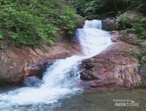 Menikmati Segarnya Air Terjun Telago Jando di Jambi