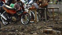 Para pengunjung Pantai Alue Naga