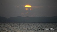 Matahari senja akan segera terbenam meninggalkan siang