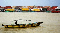 Perahu untuk menyeberang sungai (sumber: palembangcity.blogdetik.com)