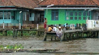 Warga sekitar Sungai Musi (sumber: palembangcity.blogdetik.com)