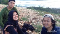 Bersama teman menikmati pemandangan dari atas Bukit Gupit