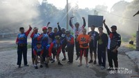 Formasi lengkap berfoto bersama dengan latar kabut yang disinari mentari pagi. Udara pagi begitu segar dan bersih.